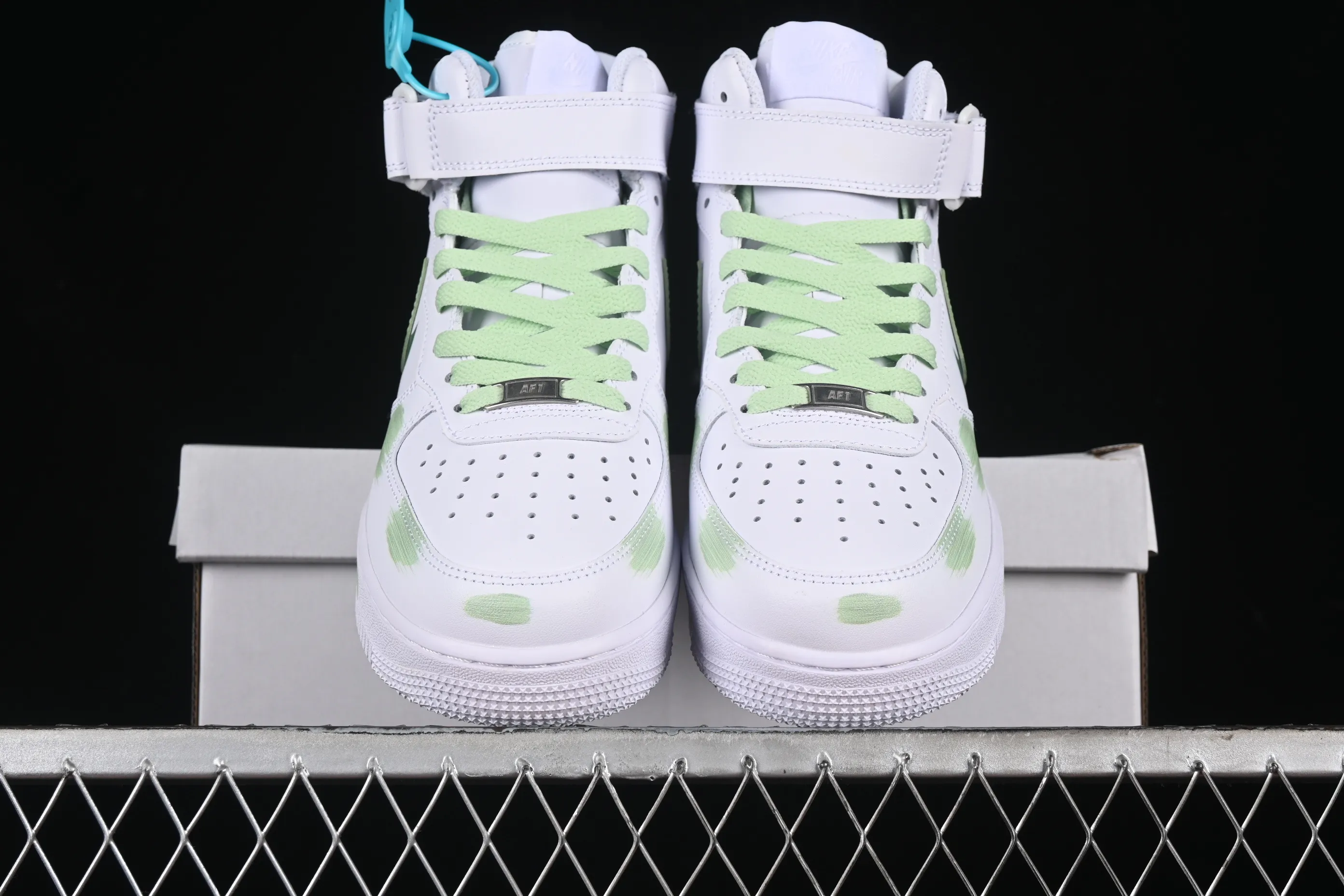 All categories Nk Air Force 1 Air Force series Nk Air Force 1 Mid Air Force mid-top Nk Air Force 1'07 Mid White and green hand-painted Hand-painted fracture Triple hook shadow Air Force 1 strap mid-top casual sneakers CW2289-111